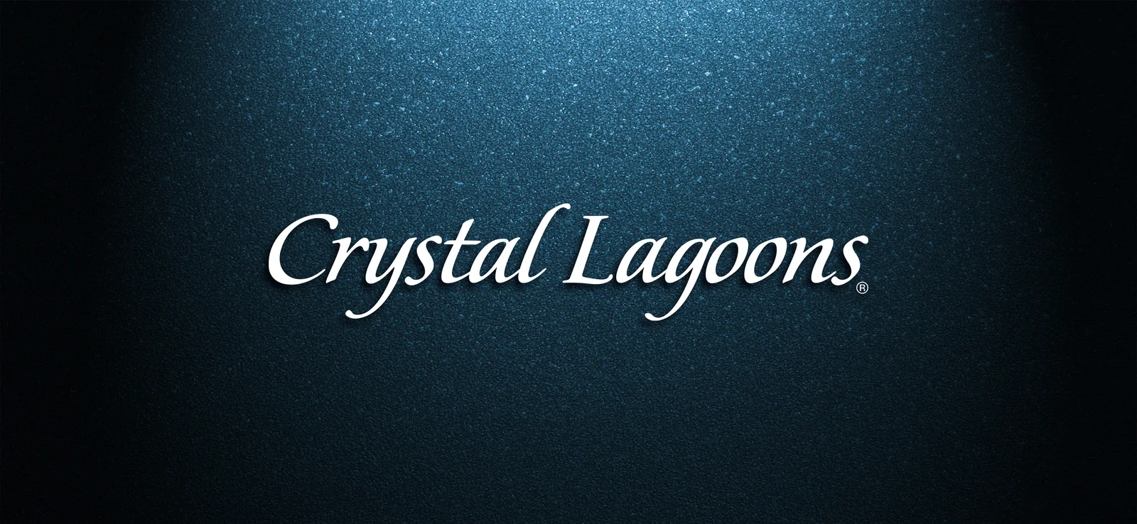 Logotipo de Crystal Lagoons sobre fondo oscuro.