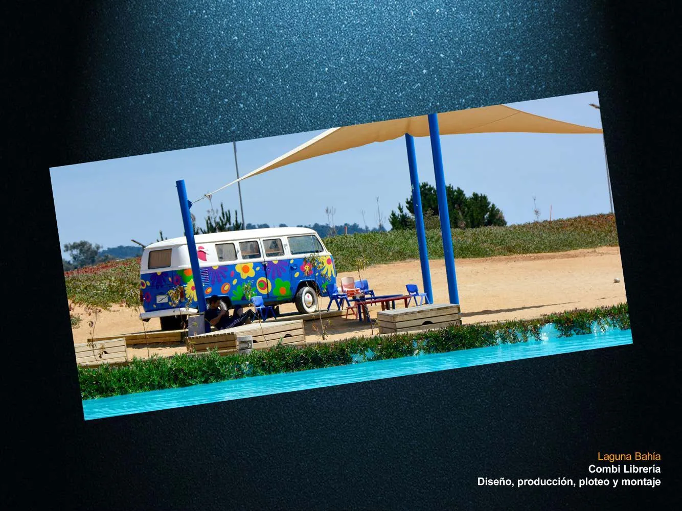 Combi Volkswagen ploteada como librería junto a una laguna, para Laguna Bahía.